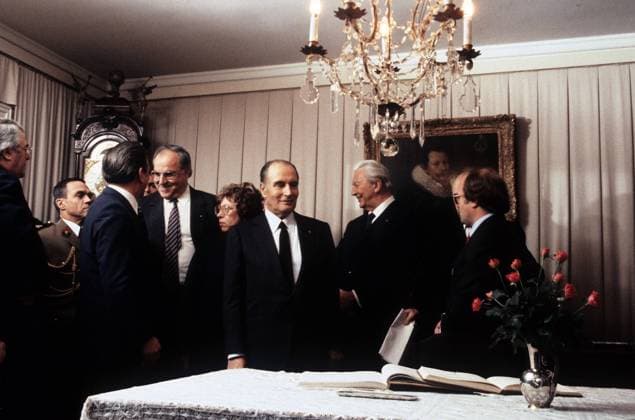 Präsident Francois Mitterrand (3.v.re., Frankreich) neben Kurt Georg Kiesinger (2.v.re., Deutschland CDU) und Bundeskanzler Helmut Kohl (4.v.li., Deutschland CDU) anlässlich der Feierlichkeiten - 20 Jahres Elysee-Vertrag - in Rhöndorf