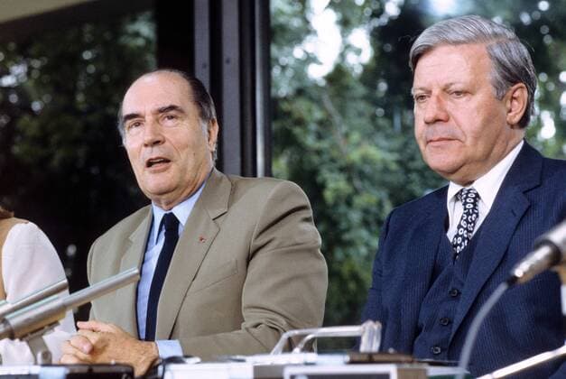 Bundeskanzler Helmut Schmidt (re., Deutschland SPD) neben Präsident Francois Mitterrand (Frankreich) anlässlich der Deutsch-Französischen Konsultationen in Bonn