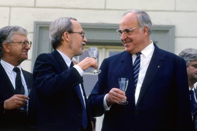 Bundeskanzler Helmut Kohl (re., Deutschland CDU) neben Ministerpräsident Lothar de Maiziere (2.v.li., Deutschland Deutsche Demokratische Republik CDU) und Rudolf Seiters (li., Deutschland CDU Bundesminister für Besondere Aufgaben Chef des Bundeskanzleramtes) bei einem Glas Sekt anlässlich der Unterzeichnung des Staatsvetrags zwischen der DDR und der BRD in Bonn