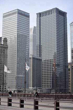 Architektur von Kevin Roche The Unitrin Building (L) and the Leo Burnett Building stand along the Chicago River on March 31, 2011 in Chicago.  CHI201103312233
