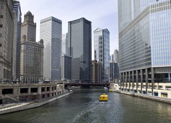 Architektur von Kevin Roche The Trump Tower (R-L), the United Building, the Leo Burnett Building the Unitrin Building and 35 East Wacker Drive stand along the Chicago River on March 31, 2011 in Chicago.  CHI2011033140