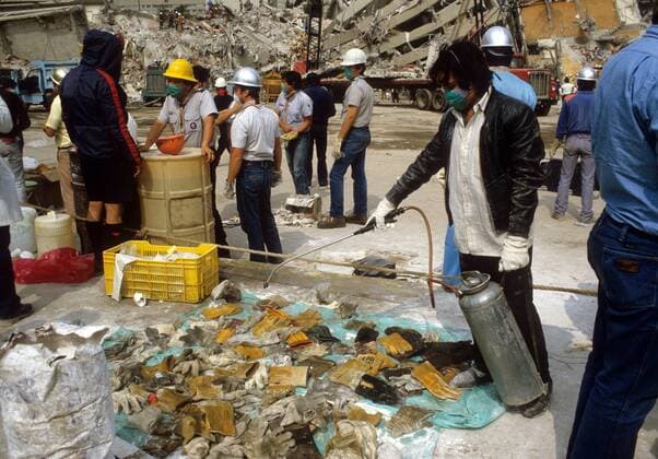 Erdbeben von 1985 in Mexiko Stadt : Desinfektion der Handschuhe der Rettungskräfte