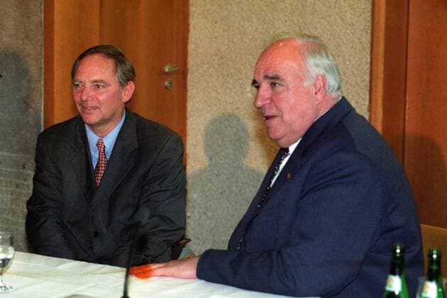Bundeskanzler Helmut Kohl (R, Deutschland CDU) und Wolfgang Schäuble (Deutschland CDU-Fraktionsvorsitzender) - Buchvorstellung von Wolfgang Schäuble in Bonn