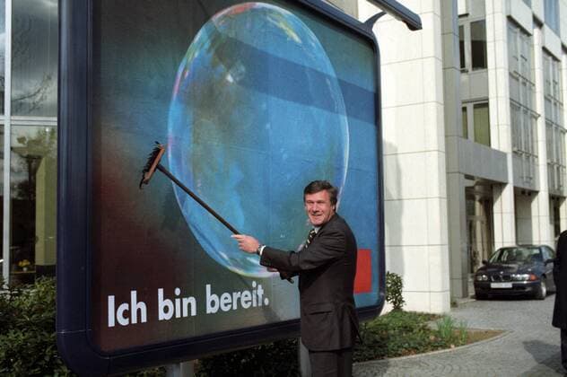 Wolfgang Gerhardt (Deutschland FDP-Bundesvorsitzender) klebt ein Plakat während des Bundestagswahlkampfes