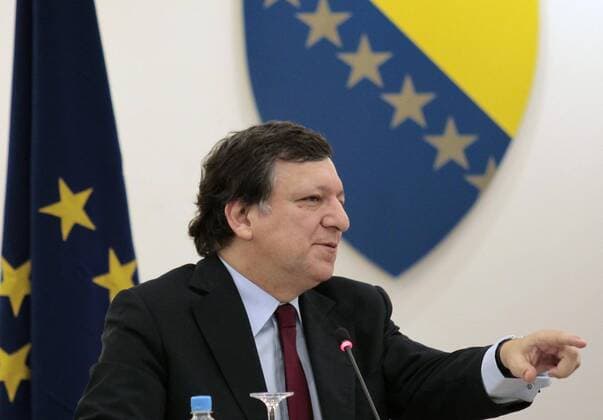 (110408) -- SARAJEVO, April 8, 2011 (Xinhua) -- European Commission President Jose Manuel Barroso meets with the three members of the collective Bosnian presidency in Sarajevo, Bosnia and Herzegovina, April 8, 2011. Barroso on Friday reaffirmed the European Union s commitment to a European future for Bosnia and Herzegovina (BiH), reported Radio Sarajevo. (Xinhua Tanjug) (wjd) BOSNIA AND HERZEGOVINA-EU-BARROSO-VISIT 