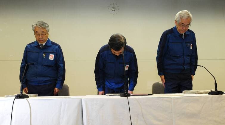 (110413) -- TOKYO, April 13, 2011 (Xinhua) -- Masataka Shimizu (C), the President of Tokyo Electric Power Co. (TEPCO), attends a press conference at TEPCO headquarters in Tokyo, Japan, on April 13, 2011. The President of Tokyo Electric Power Co. (TEPCO), owner of the crippled Fukushima No. 1 nuclear power plant in Japan, apologized for a nuclear emergency at the facility which is leaking radioactive substances, at a news conference Wednesday. (Xinhua Ji Chunpeng) (zcc) JAPAN-TOKYO-TEPCO-APOLOGY 