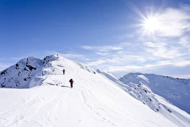 Skitourengeher auf dem Gipfelgrat beim Aufstieg zum Hörtlahner oberhalb von Durnholz, hinten die Jakobspitz, Sarntal, Südtirol, Italien, Europa iblles01886592