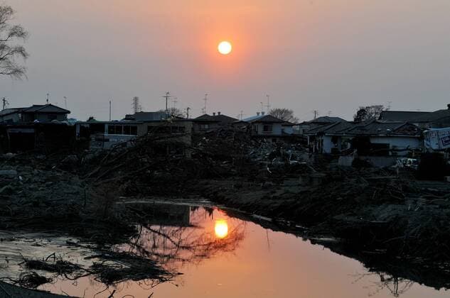 Destruction is seen as the sun goes down in Ishinomaki, Miyagi prefecture, Japan, on April 14, 2011. The area is still recovering from the massive 9.0 earthquake and tsunami last month.  TKP20110414122
