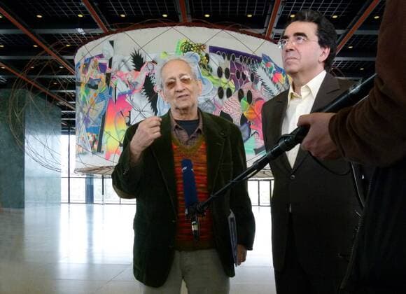 Berlin-DE : der amerikanische Künstler Frank STELLA (links im Bild ) und der spanische Architekt Santiago CALATRAVA haben ein gemeinsames Werk mit dem Titel The Michael Kohlhaas- Curtain ( nach der Kleist-Novelle ) geschaffen, das bis Mitte August die große Halle der Neuen Nationalgalerie beherrschen wird, aufgenommen während der Pressekonferenz des Veranstalters Verein Freunde der neuen Nationalgalerie