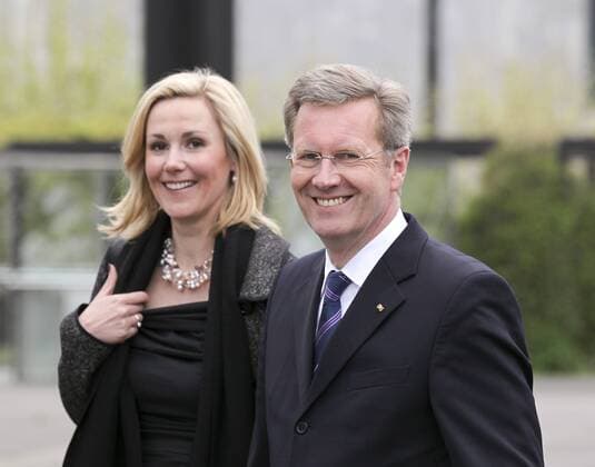 Mainz Rheingoldhalle 16.04.2011 Bundespräsident Christian Wulff ist Schirmherr eines Benefizkonzertes zugunsten der Stiftung Lesen, hier bei der Ankunft mit Ehefrau Bettina