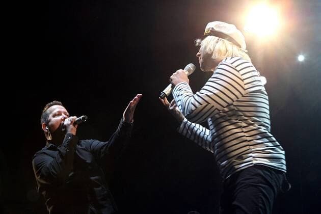 Die Prinzen ( GER ). Sänger Sebastian Krumbiegel links und Tobias Künzel ( GER Die Prinzen ) während eines Konzertes im Rahmen ihrer Es war nicht alles schlecht Tour 2011 am 16.04.2011 in der Arena Leipzig.