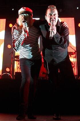 Die Prinzen ( GER ). Sänger Sebastian Krumbiegel rechts und Tobias Künzel ( GER Die Prinzen ) während eines Konzertes im Rahmen ihrer Es war nicht alles schlecht Tour 2011 am 16.04.2011 in der Arena Leipzig.