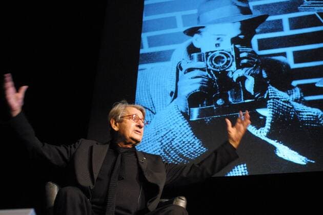 Berliner Lektionen Der Fotograf Helmut Newton (Deutschland, Australien) vor der Präsentation seiner Autobiographie (hier Backstage) am 20.10.2002 im Rahmen der Berliner Lektionen , einer Veranstaltungsreihe der Bertelsmann AG und der Berliner Festspiele GmbH, im Berliner Renaissance Theater.