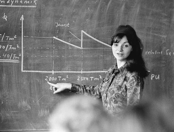 Junge Frau, Studentin an der Tafel, Leipzig, DDR, historische Aufnahme, ca. 1974 iblnit01897886