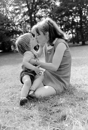 Mutter und Junge, 5 Jahre, auf einer Wiese, Leipzig, DDR, historische Aufnahme, ca. 1976 iblnit01897902