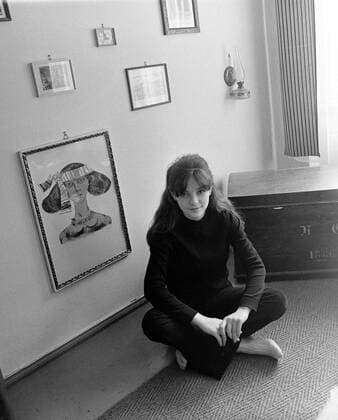 Junge Frau in ihrer Wohnung, Leipzig, DDR, historische Aufnahme, ca. 1974 iblnit01897912
