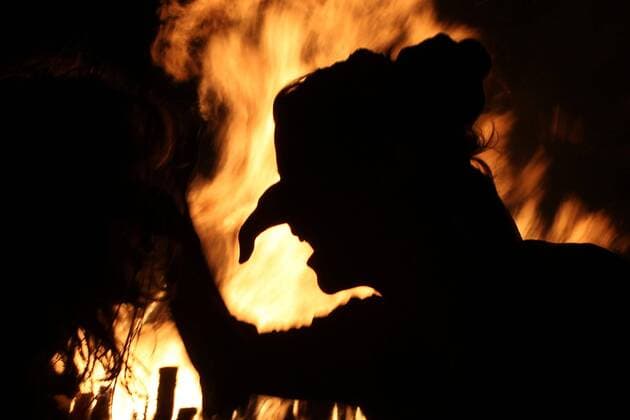 Walpurgisnacht auf dem Domplatz in Erfurt. Hexen und Teufel vertreiben mit dem Maifeuer die kalte Jahreszeit und die bösen Geister