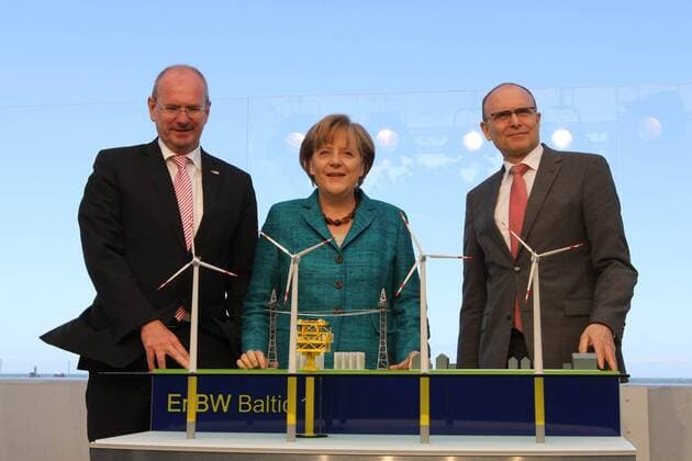 Zingst, Inbetriebnahme EnBw Windpark Baltic 1 - Bundeskanzlerin Angela Merkel (CDU), Ministerpräsident Erwin Sellering (re., SPD), Hans Peter Villis (Vorstandsvorsitzender EnBW)