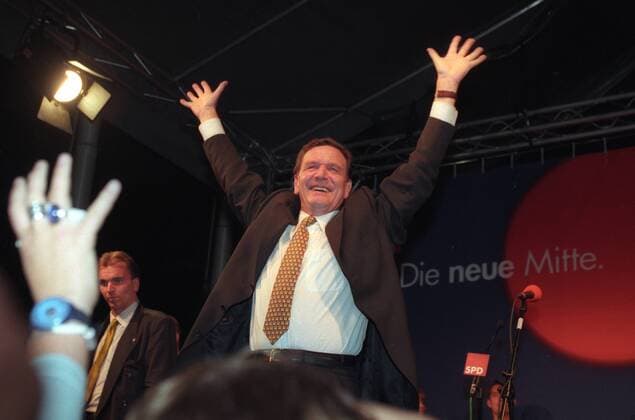 Gerhard Schröder (Deutschland SPD) lässt sich feiern nach dem Wahlsieg bei der Bundestagswahl 1998