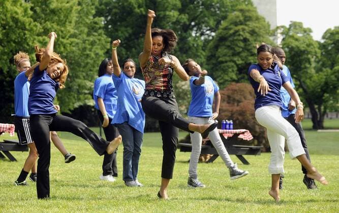 Berühmte Feministinnen, Michelle Obama First Lady Michelle Obama and Dominique Dawes (R) participate in a fitness event with military families on the South Lawn of the White House in Washington, DC, on May 9, 2011.  WAP2011050907