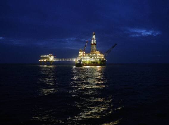 IMAGO Nature: Unsere Erde, Energiequellen, Erdgas ITAR-TASS: ASTRAKHAN REGION, RUSSIA. MAY 10, 2011. The IRP (or LSP) ice-resistant fixed platform in the offshore Yuri Korchagin oil and gas field located in the Caspian Sea, at night.  Premiumd Highlight RE0E493E