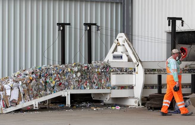 IMAGO Nature: Unsere Erde, Umweltverträgliche Herausforderungen des 21. Jahrhunderts, Recycling Einweihung Sortieranlage Deponie Erfurt-Schwerborn: die Stadtwerke Erfurt Gruppe weiht die neue Wertstoffaufbereitungs- und Sortieranlage auf der Deponie Erfurt-Schwerborn ein; fertig gebündelter und sortierter Müll verlässt über ein Förderband die Anlage