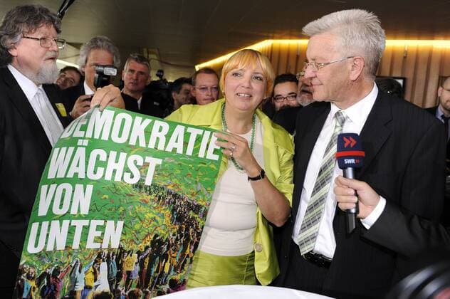 Claudia Roth gratuliert Winfried KRETSCHMANN (Buendnis90 Die Grünen) nach der Wahl und schenkt ihm ein Plakat, erster Ministerpräsident der Grünen. Ministerpräsidenten Wahl in Baden Württemberg, Ministerpräsident,