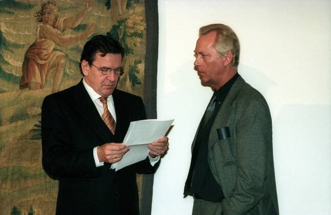 Bundeskanzler Gerhard Schröder (li., Deutschland SPD) im Gespräch mit Regierungssprecher Uwe Carsten Heye während einer Pressekonferenz anlässlich der bevorstehenden EXPO 2000 in Bonn