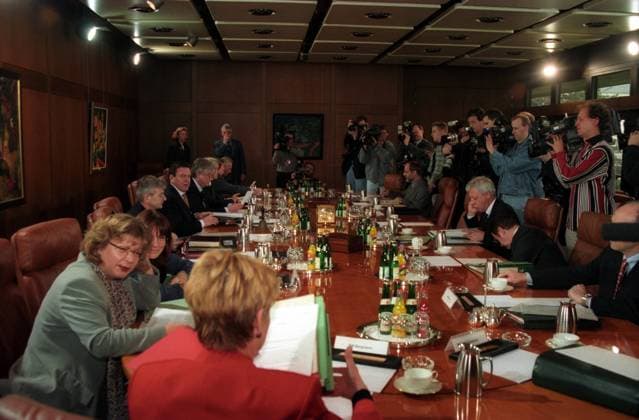 Kabinettssitzung in Bonn: Bundeskanzler Gerhard Schröder (4.v.li., Deutschland SPD), Außenminister Joschka Fischer (3.v.li., Deutschland Büdnis90 Die Grünen), Gesundheitsministerin Andrea Fischer (li., Deutschland Bündnis90 Die Grünen) und Wirtschaftsminister Werner Müller (3.v.re., Deutschland SPD)