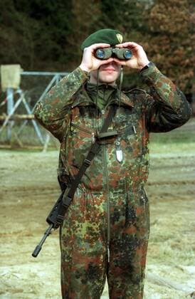 Medientag des KFOR-Kontingentes der 14. Panzergrenadierdivision - Hanse - in Munster: Soldat schaut durch einen Feldstecher