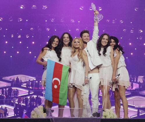 DUSSELDORF, GERMANY. MAY 14. 2011. Eldar Gasimov and Nigar Jamal of Ell Nikki, Azerbaijan (C), pose with their trophy after winning the Eurovision Song Contest 2011 in Dusseldorf, Germany.  Aufmacher RE0E6CC5
