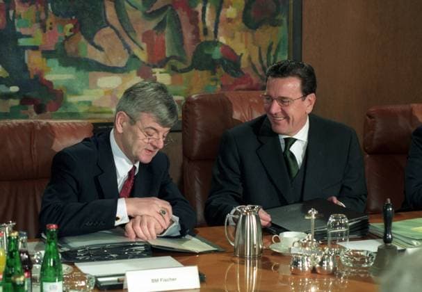 V.li.: Außenminister Joschka Fischer (Deutschland Bündnis90 Die Grünen) und Bundeskanzler Gerhard Schröder (Deutschland SPD) während einer Kabinettssitzung