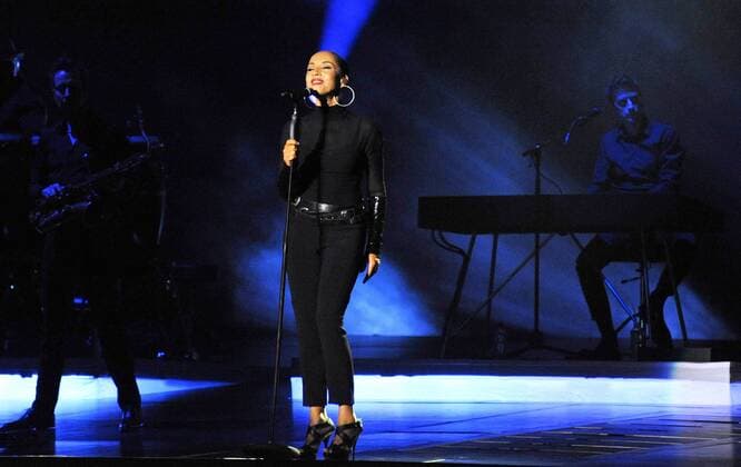 Sade, die Sängerin bei ihrem Konzert am 17.5.2011 im Palais Omnisports de Bercy in Paris Sade Konzert in Paris am 17.5.2011 