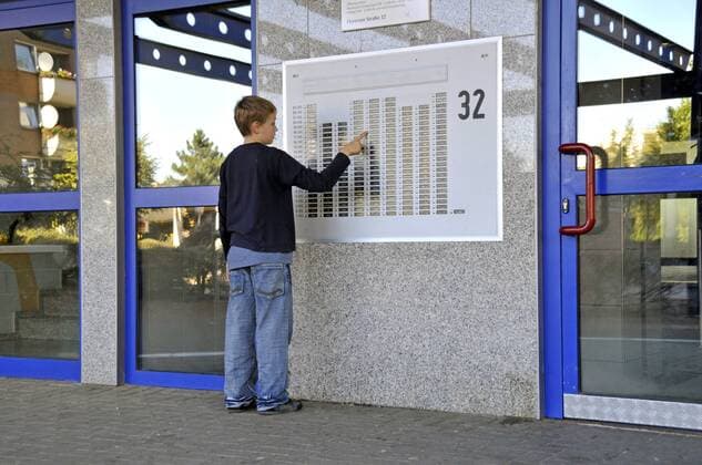 IMAGO Creative: Gesellschaft, Armut neunjaehriger Junge vor dem Klingelbrett eines Hochhauses in der Trabantenstadt Chorweiler in Koeln, Deutschland, Nordrhein-Westfalen, Koeln 9 years old boy at a door plate of a multi-story building in Chorweiler, Germany, North Rhine-Westphalia, Cologne BLWS241436