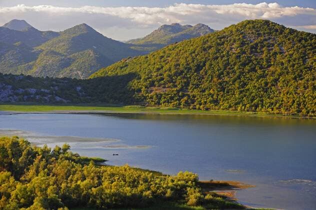 Panoramablick auf Skutarisee in herbstlich gefaerbter Berglandschaft, Montenegro, Skutarisee panoramic view on Lake Skadar in a mountain landscape in autumn colours, Montenegro, Lake Skutari BLWS264977