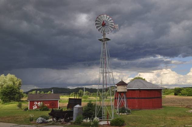 Aufziehendes Gewitter über einer Farm, Wisconsin, USA iblkaz01736667