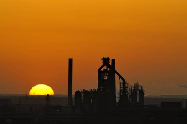 Industriegebäude bei Sonnenuntergang, Ruhrgebiet, Nordrhein-Westfalen, Deutschland, Europa iblsei01925398