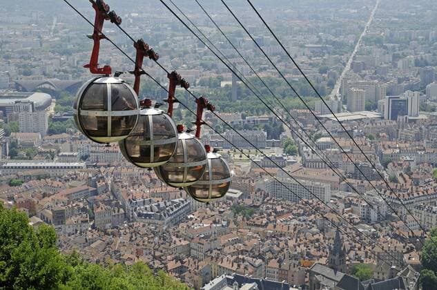 IMAGO Creative: Stadt-Dichotomien  Seilbahn zum Fort de la Bastille, Grenoble, Rhone-Alpes, Frankreich, Europa iblbab01941434