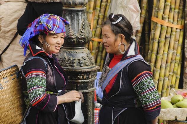 IMAGO Cultures of the world, Schwarze Hmong in Nordvietnam Zwei Frauen auf dem Markt von Sapa oder Sa Pa, Volksgruppe der Schwarzen Hmong, ethnische Minderheit, Nordvietnam, Vietnam, Asien iblgzs01945808