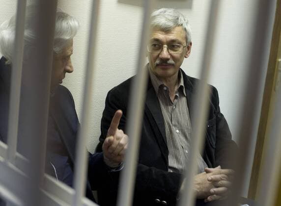 ITAR-TASS: MOSCOW, RUSSIA. JUNE 14, 2011. Lawyer Henry Reznik and head of Russias major Human Rights NGO, Memorial, Oleg Orlov, who has been accused of slandering president of the Chechen republic Ramzan Kadyrov are seen at the Moscow district court. The judge has ruled to clear Orlov of the accusation.  RE0E8B4E