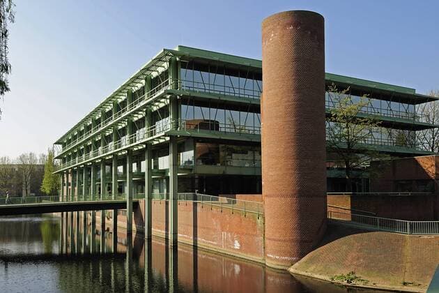 Bocholt im Münsterland, hier: das neue Rathaus mit städtischem Bühnenhaus am Berliner Platz und der Bocholter Aa, 1977 erbaut vom Architekten Gottfried Böhm, ausgezeichnet mit zwei Architekturpreisen