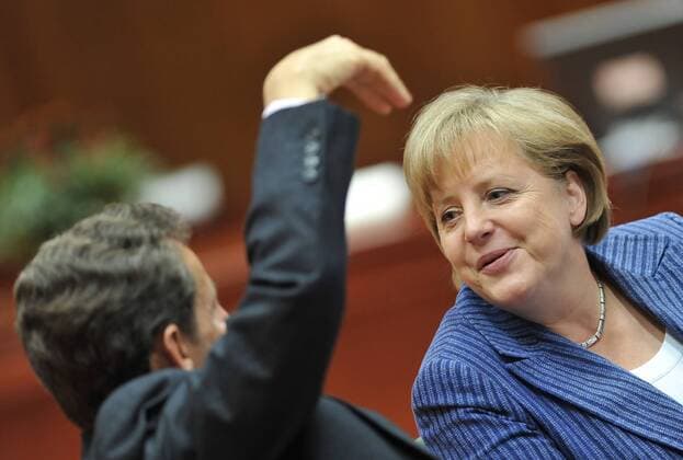 (110623) -- BRUSSELS, June 23, 2011 (Xinhua) -- German Chancellor Angela Merkel (R) talks with French President Nicolas Sarkozy during the EU Summit in Brussels, capital of Belgium, June 23, 2011. European Union (EU) leaders gathered here Thursday for a two-day summit meeting which is sure to be dominated by the worsening Greek debt crisis. (Xinhua Wu Wei) BELGIUM-EU-SUMMIT 
