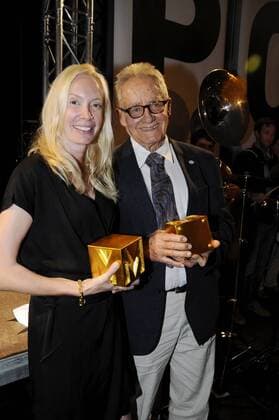 München. Preisverleihung - Der Deutsche Regiepreis Metropolis - im Audi Zentrum. Im Bild: Feo Aladag (Preisträgerin Nachwuchspreis), Peter Lilienthal (Preisträger Ehrenpreis)