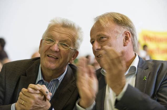 Winfried KRETSCHMANN l. (Ministerpräsident Baden-Württemberg) mit Jürgen TRITTIN , Fraktionsvorsitzender, klatschend, Ausserordentliche Bundesdelegiertenkonferenz von Bündnis 90 Die Grünen am 25.06.2011 in Berlin Deutschland