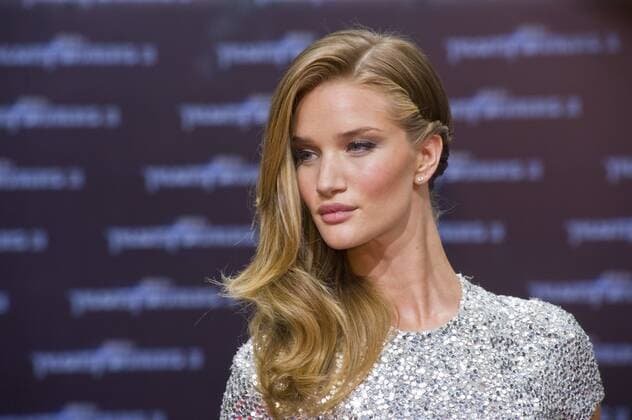 Anläßlich der Europapremiere des Films Transformers 3: Dark Side of the Moon Rosie Huntington-Whiteley, Cinestar , Potsdamer Platz am Roten Teppich in Berlin