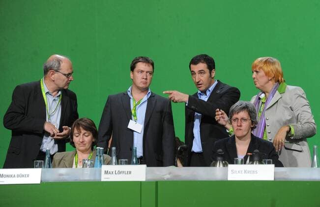 Sonderparteitag von Bündnis 90 Die Grünen zum Atomausstieg nach dem Fahrplan von Bundeskanzlerin Angela Merkel (CDU). Silke Krebs (vorn li.), Steffi Lemke (vorn re.), Claudia Roth und Cem Özdemir (hinten 2.v.re.re.)