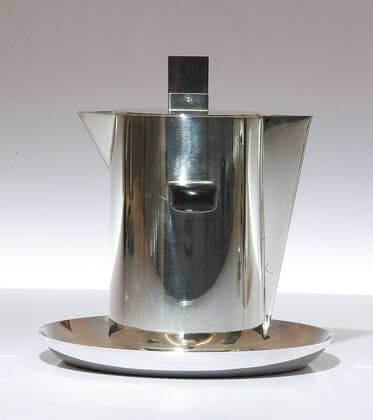 Designklassiker von Wilhelm Wagenfeld 23.06.2011 Bauhaus Dessau Ausstellung zum 11 Geburtstag von Wilhelm Wagenfeld , Designer Industriedesigner Foto: Fett Mager Sauciere Silber 1924