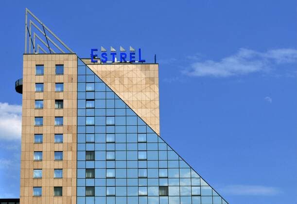 Berlin 11.05.2011: Hotel Estrel Sonnenallee Gebäude Ansicht Außenansicht außen