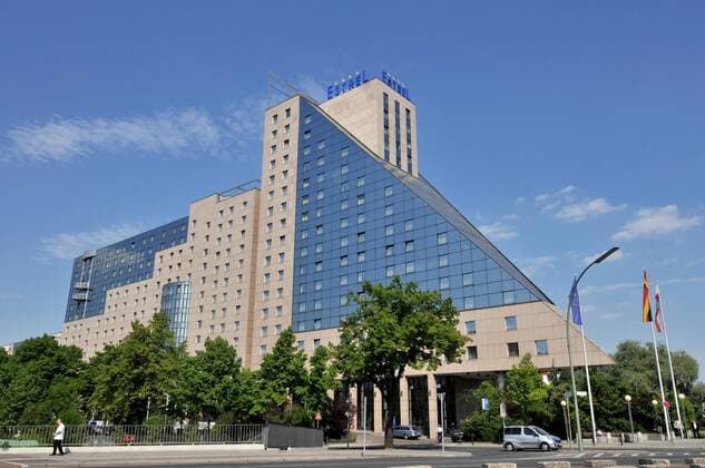Berlin 11.05.2011: Hotel Estrel Sonnenallee Gebäude Ansicht Außenansicht außen