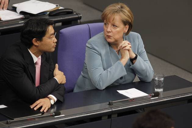 Bundestag Plenum, Thema: Gesetz zur Änderung des Atomgesetzes (Beendigung der Nutzung von Atomkraftwerken zur kommerziellen Energieerzeugung in Deutschland), Foto: Bundeswirtschaftsminister Philipp Rösler (FDP), Bundeskanzlerin Angela Merkel